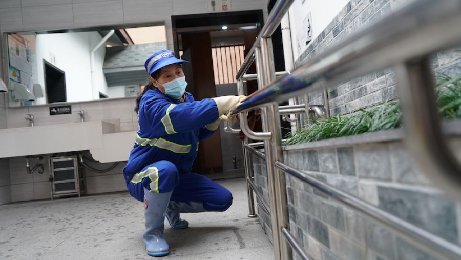 1611917989787473sGn8.jpg 城廂環衛所公測清潔員姚葉霞在進行保潔作業1.JPG