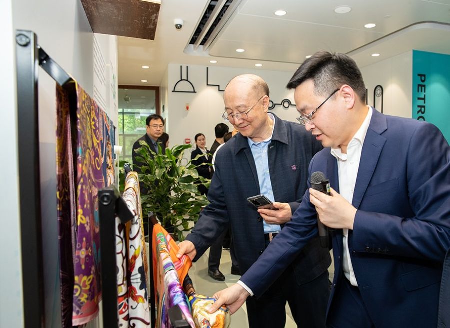 1619746130380402cmxa.jpg 化學等展區(qū)交流參觀場景 - 副本(1).jpg