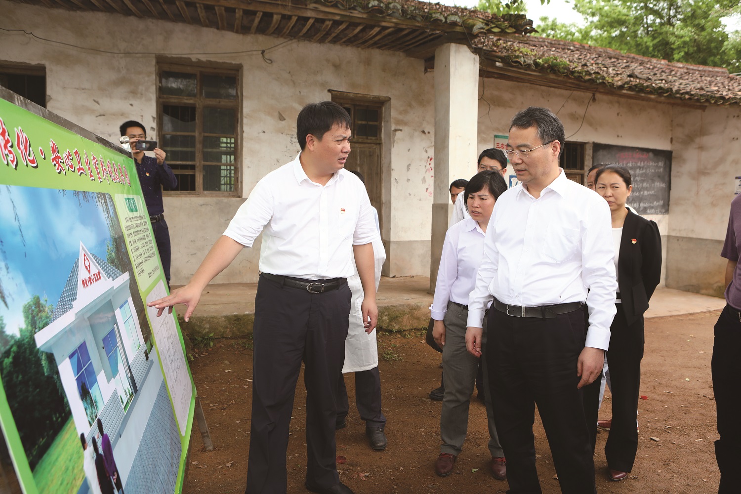 16399634136307014Rel.jpg 脫貧攻堅,董事長進村入戶了解需求.jpg